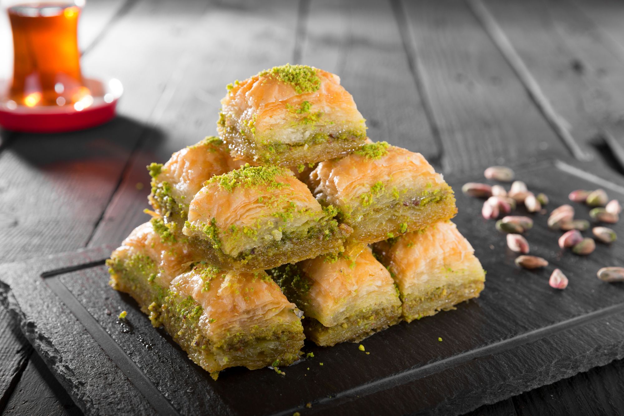 Турецкая baklava из слоеного теста и фисташек